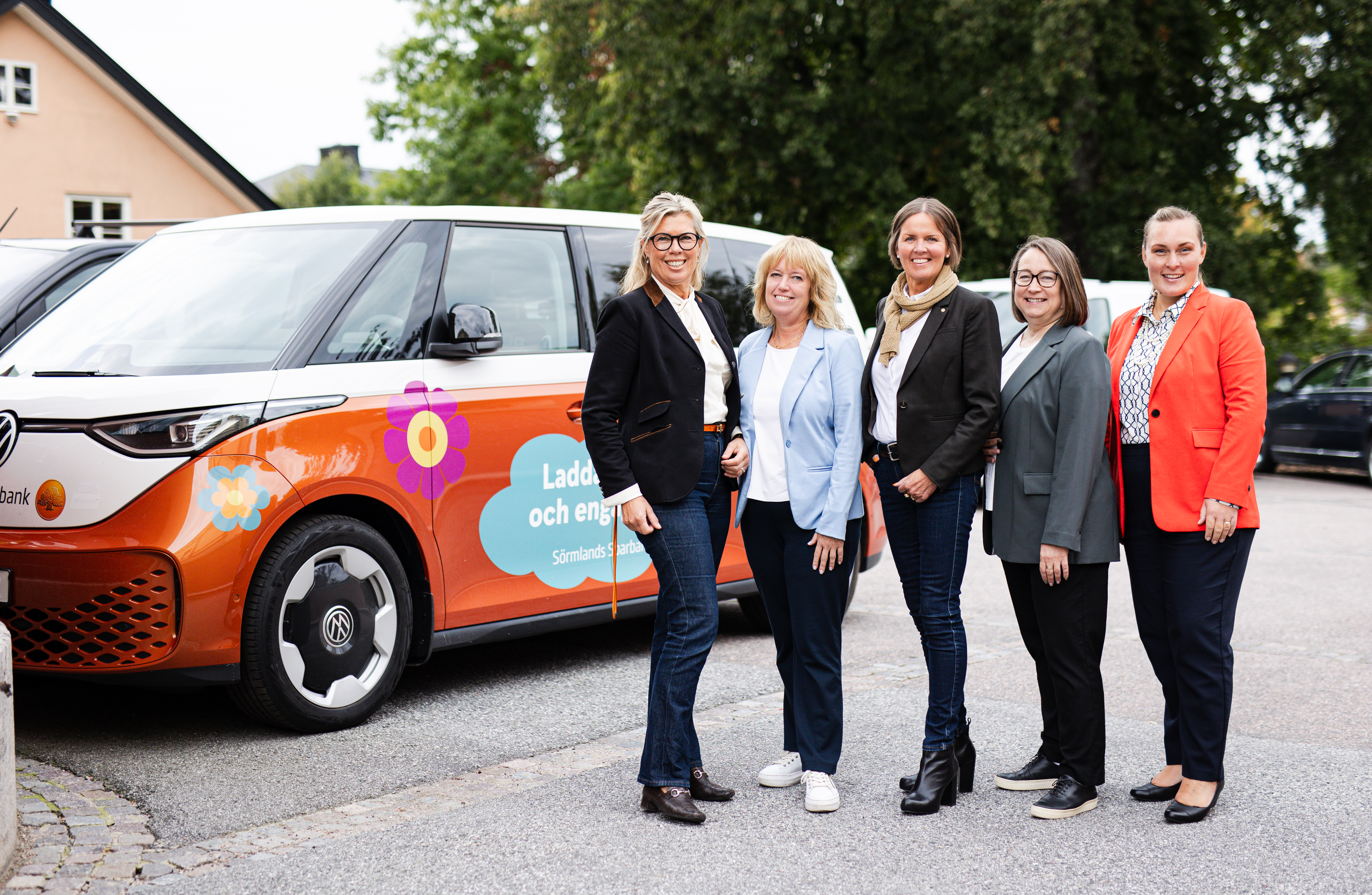 En grupp människor och en bild i bakgrunden