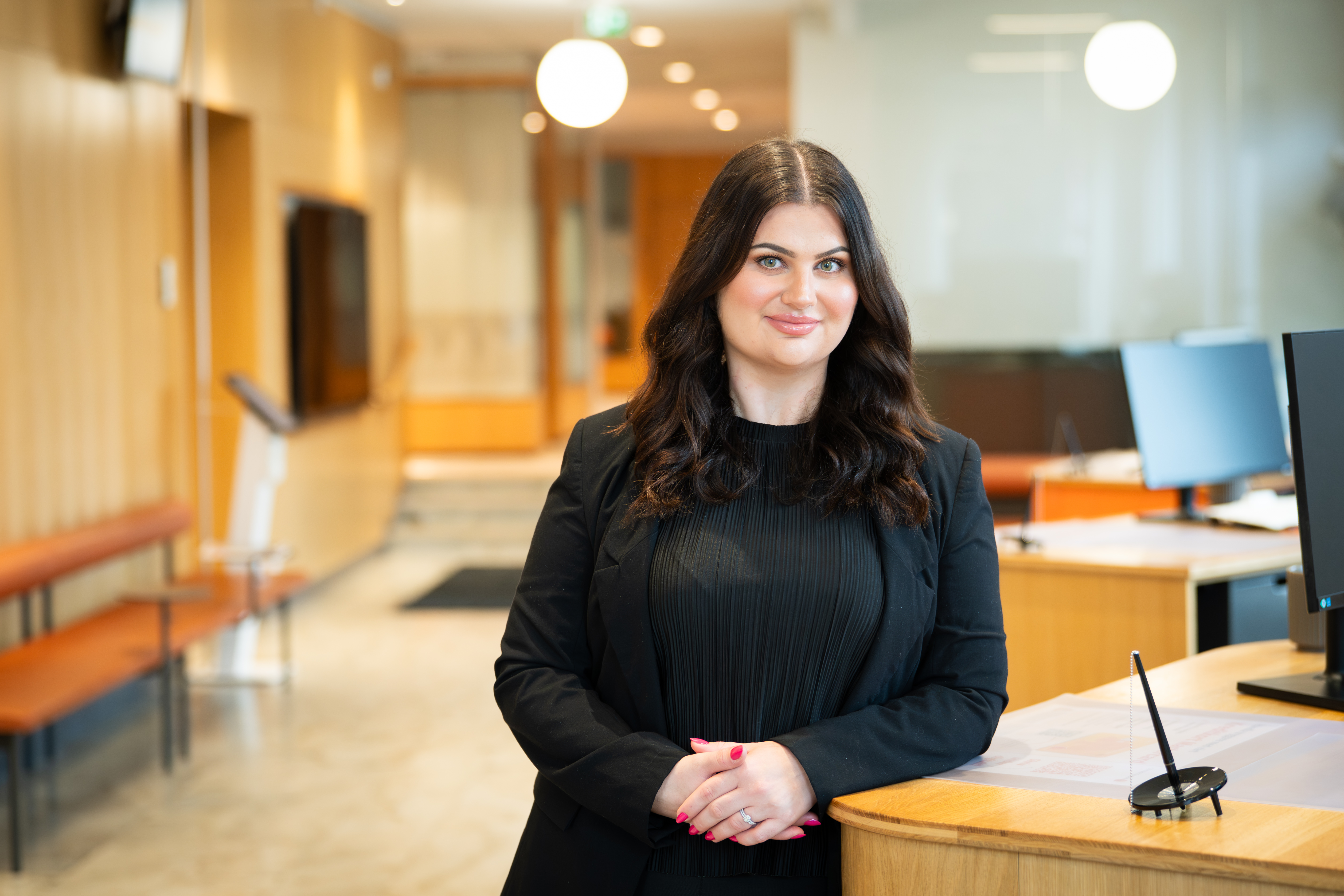 En kvinna som står i en banklokal