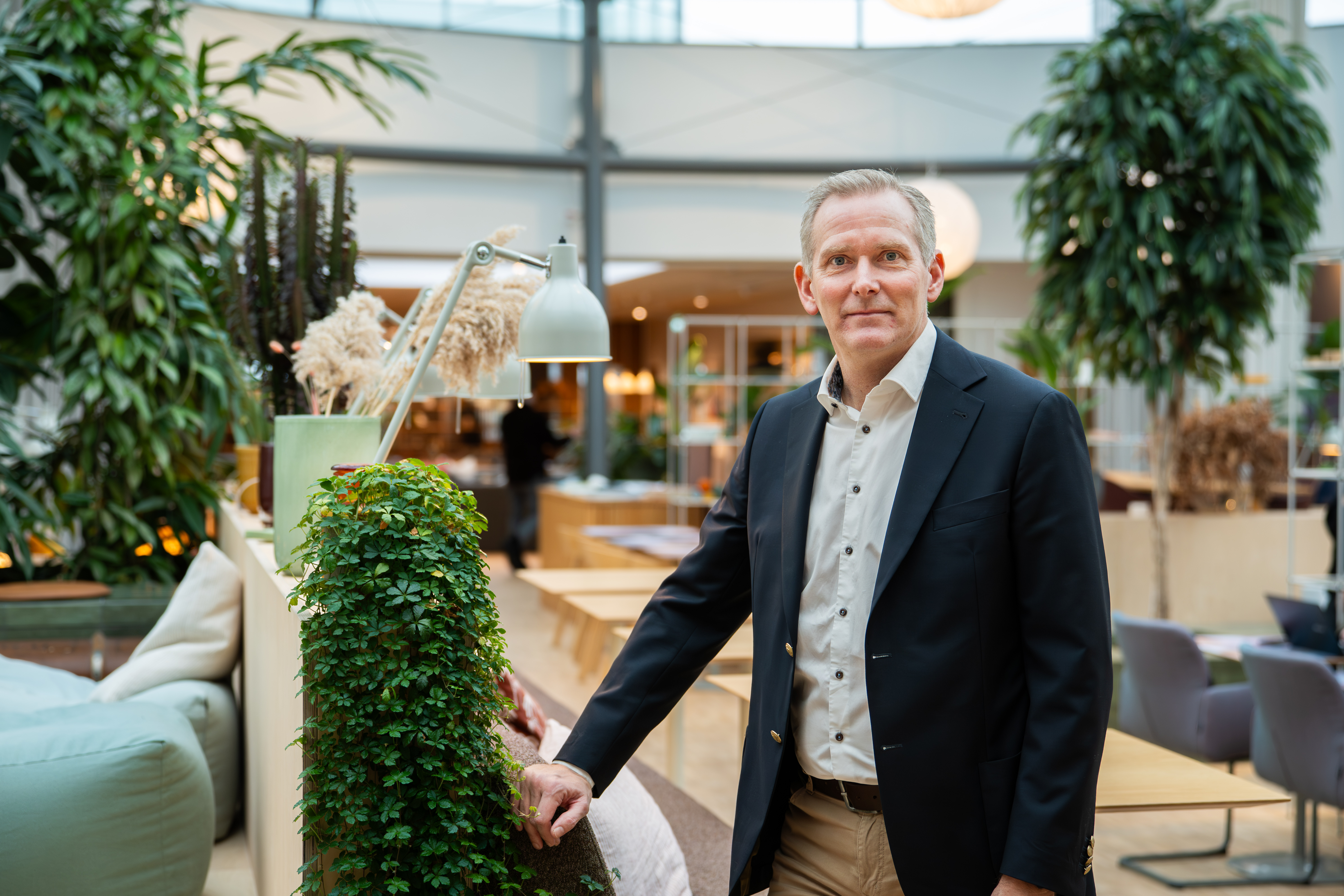 En man står i ett kontorslandskap