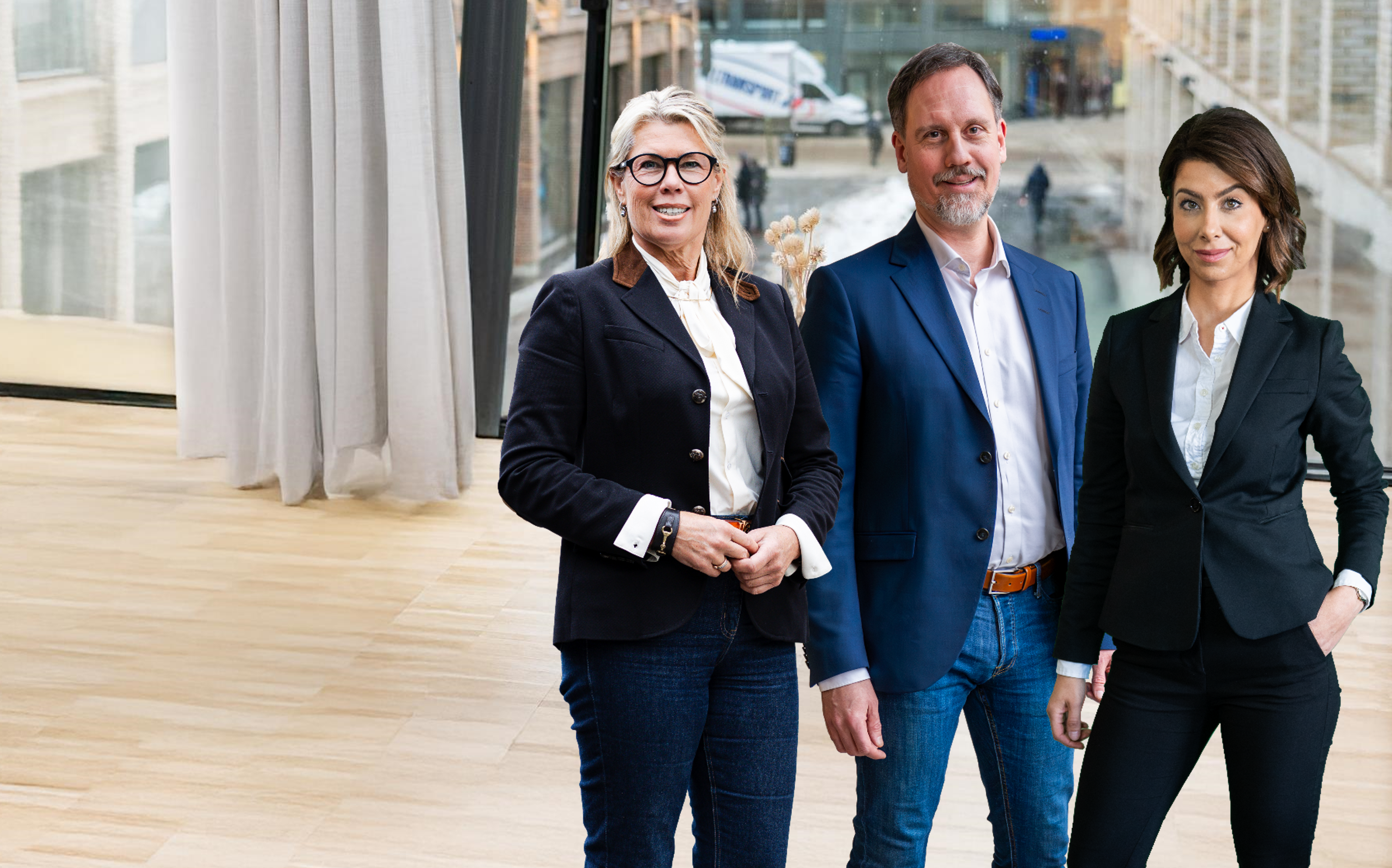 tre personer står framför ett fönster